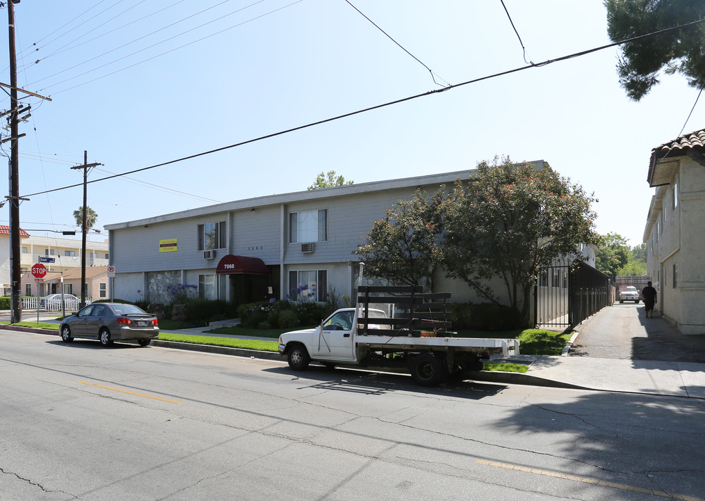 Continental Etiwanda Apartments in Reseda, CA - Building Photo