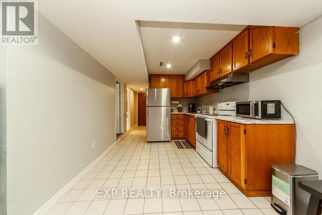 1447 Fleming Ct in Oshawa, ON - Building Photo - Building Photo