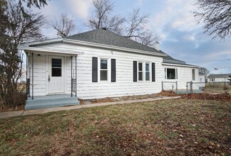 213 Iowa St in Murdock, NE - Foto de edificio - Building Photo
