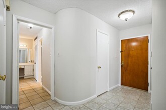 1101 S Arlington Ridge Rd in Arlington, VA - Building Photo - Building Photo
