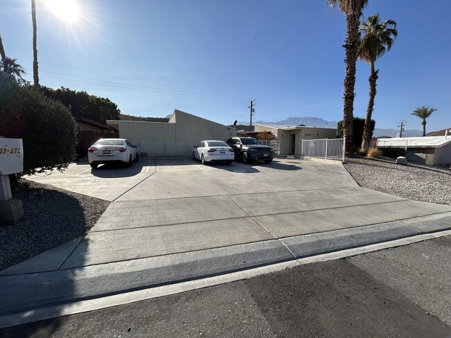 37273 Bankside Dr, Unit 4 in Cathedral City, CA - Foto de edificio - Building Photo