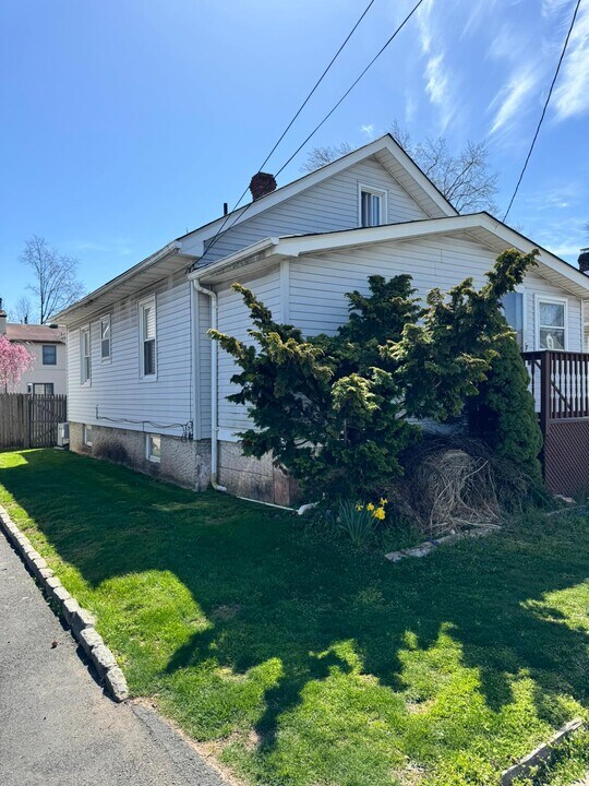 231 Old Rd Rentals in Sewaren, NJ