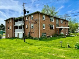 6321 W Quaker St in Orchard Park, NY - Building Photo