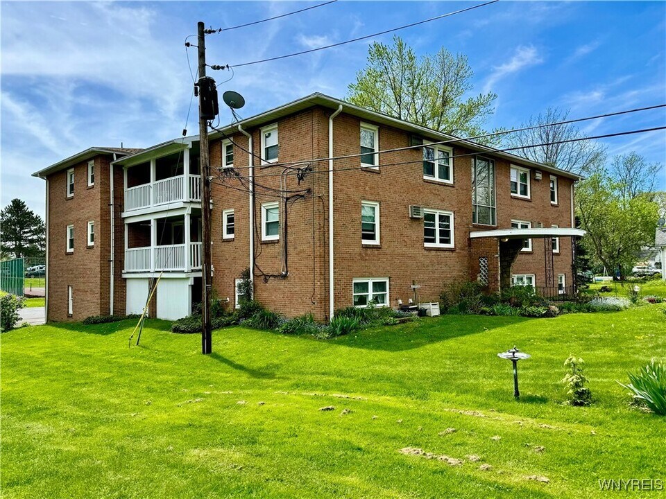6321 W Quaker St in Orchard Park, NY - Building Photo