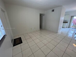 7231 NW 174th Terrace in Hialeah, FL - Foto de edificio - Building Photo
