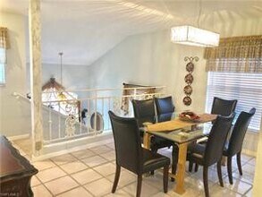 2460 Old Groves Rd-Unit -E-201 in Naples, FL - Foto de edificio - Building Photo