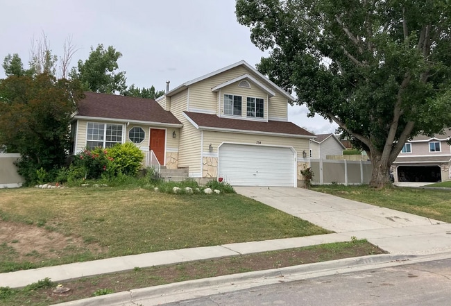 734 W Sweet Meadow Ln in Sandy, UT - Foto de edificio - Building Photo