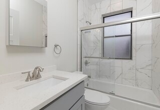 2909 N Clark St, Unit 2N in Chicago, IL - Foto de edificio - Building Photo