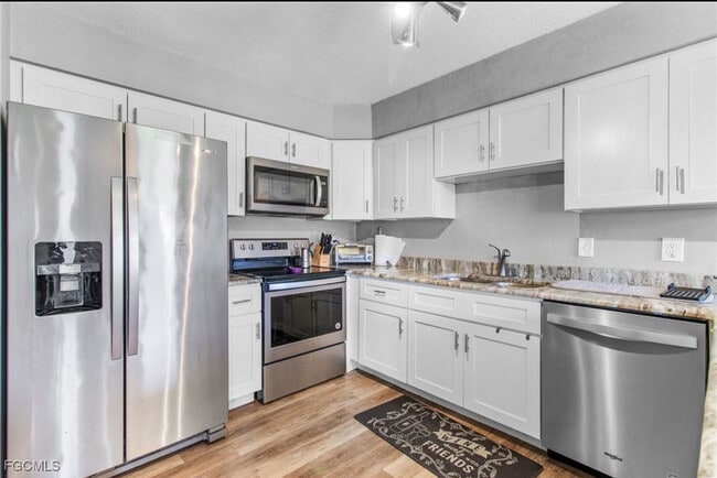 17404 Dumont Dr in Ft. Myers, FL - Foto de edificio - Building Photo