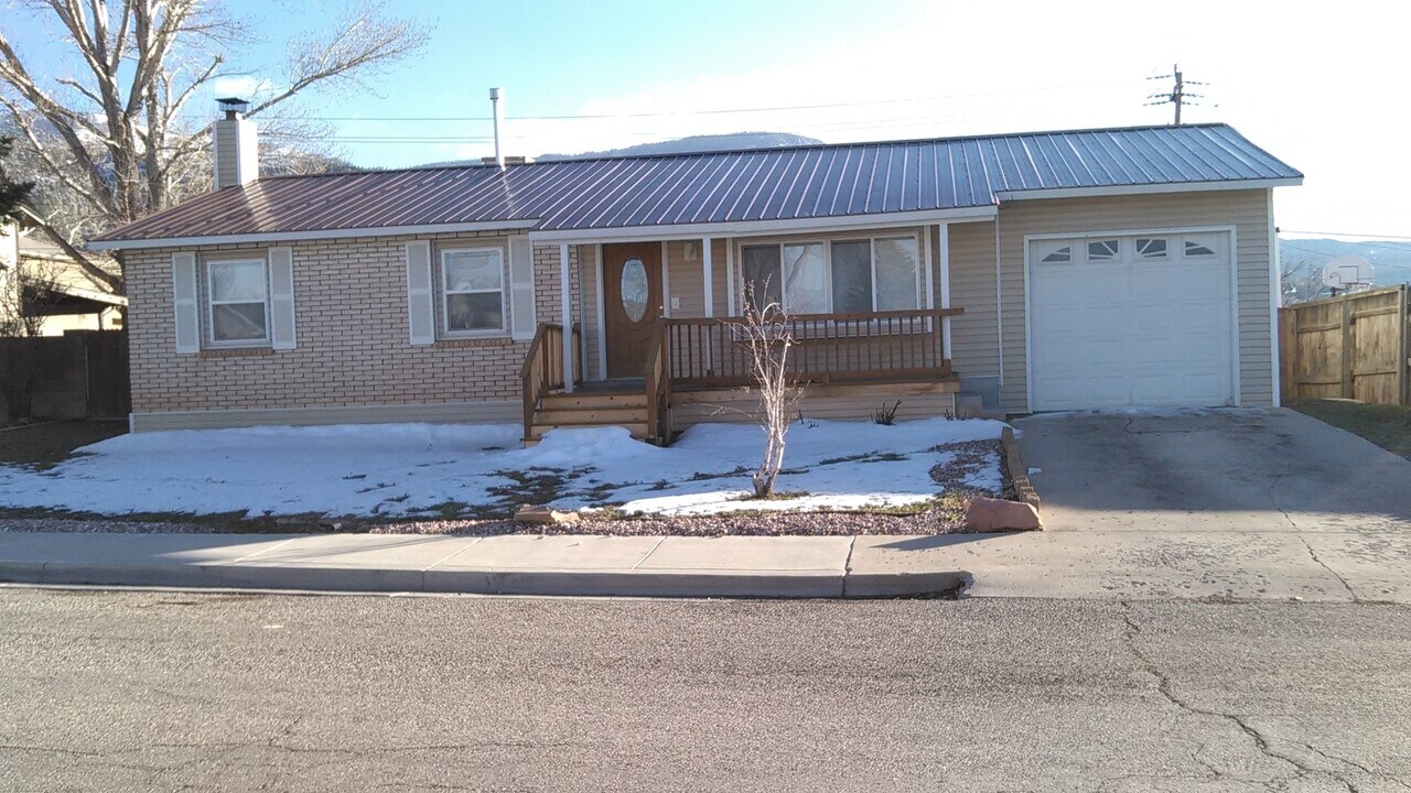 38 W Sunset Dr in Cedar City, UT - Building Photo