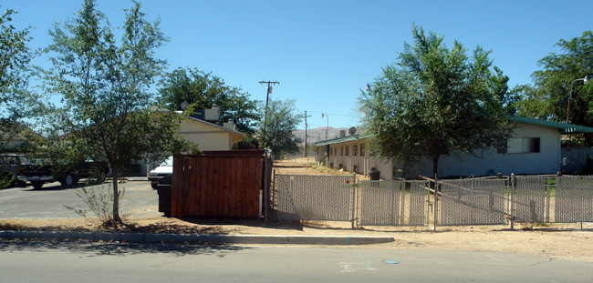 13529-13547 Yakima Rd in Apple Valley, CA - Foto de edificio - Building Photo