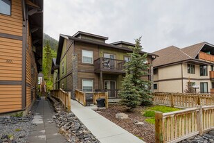 510 Banff Av in Banff, AB - Building Photo