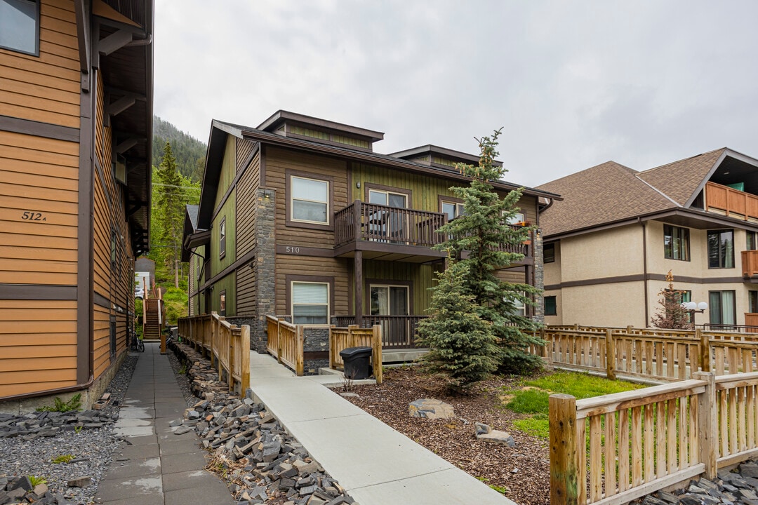 510 Banff Av in Banff, AB - Building Photo