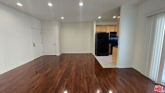 12132 Hart St in Los Angeles, CA - Building Photo