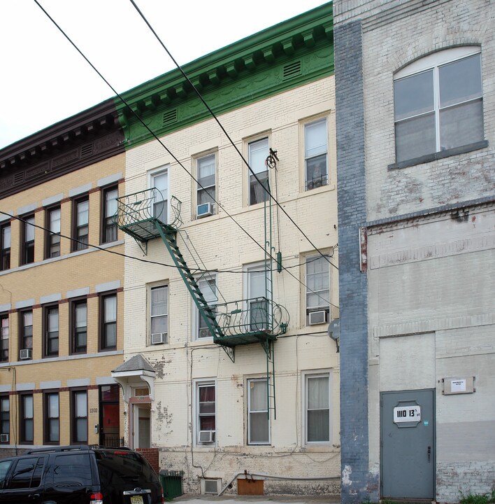 1200 13th St in North Bergen, NJ - Foto de edificio