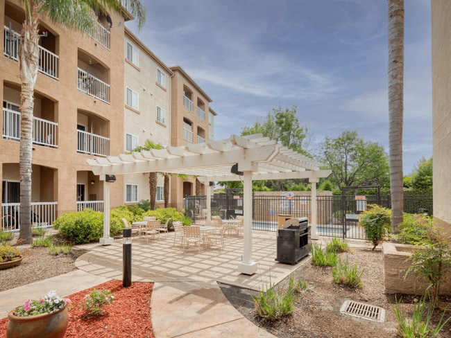 Hayward Village Senior Apartments in Hayward, CA - Foto de edificio - Building Photo
