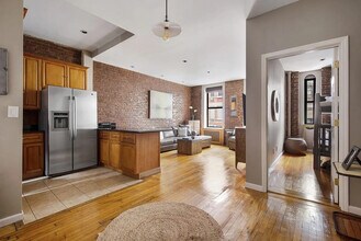 10 W 93rd St in New York, NY - Building Photo - Building Photo