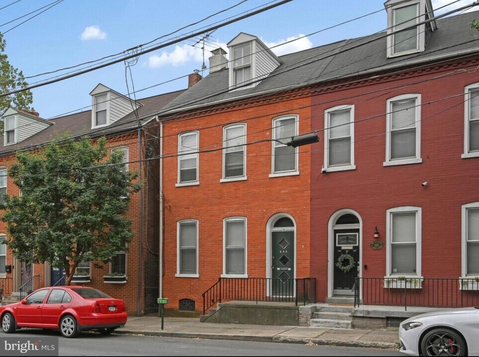152 E James St, Unit 2 in Lancaster, PA - Building Photo