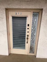 2541 Aragon Blvd in Sunrise, FL - Building Photo