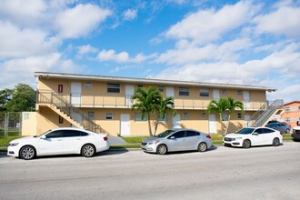 Airport Sqaure in Hialeah, FL - Building Photo - Interior Photo