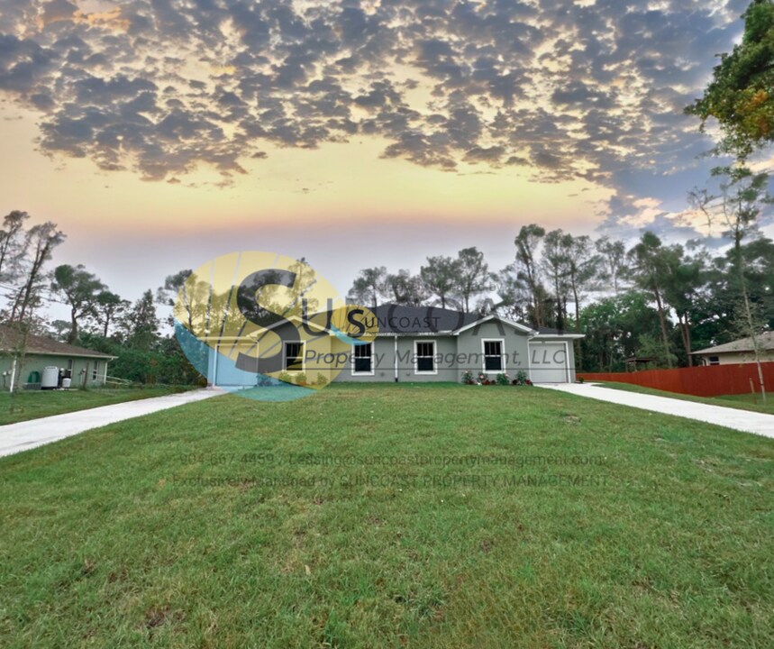 3851 Hollycrest St in Ft. Myers, FL - Building Photo