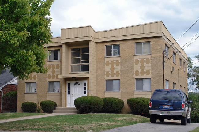 4914 Charlemar Dr in Cincinnati, OH - Foto de edificio - Building Photo