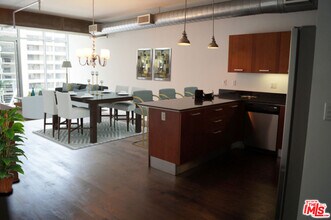 645 W 9th St in Los Angeles, CA - Building Photo - Building Photo