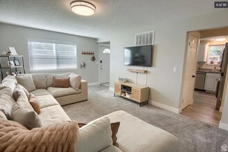 2672 W 5750 S, Unit 2672 in Roy, UT - Foto de edificio - Building Photo