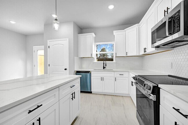 1035 W Austin St in Conroe, TX - Building Photo - Building Photo