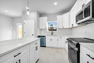 1035 W Austin St in Conroe, TX - Building Photo - Building Photo