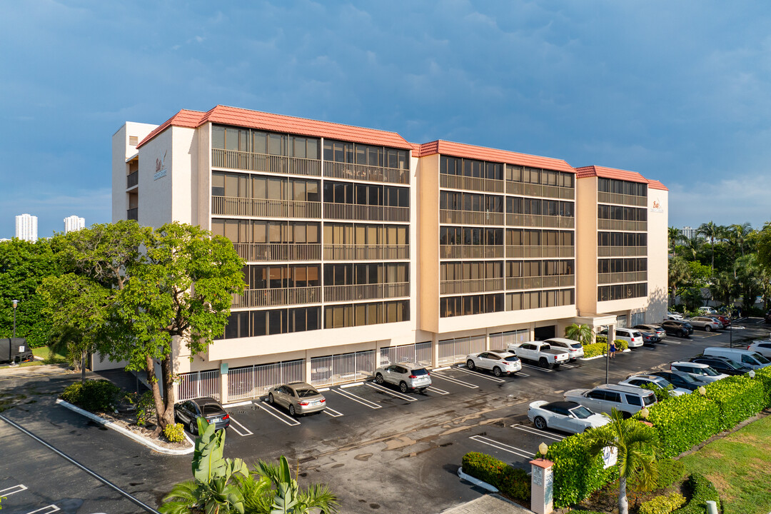 Bay Yacht Club Condominiums in Pompano Beach, FL - Building Photo