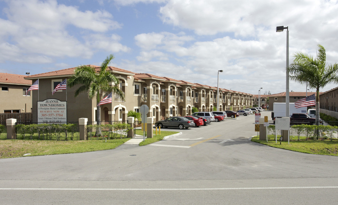 Jeannie Townhomes in Hialeah, FL - Foto de edificio