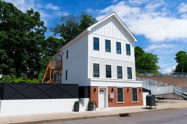 328 Columbia St-Unit -3 in Hudson, NY - Building Photo - Building Photo