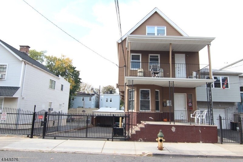 32 Highland Ave in Newark, NJ - Building Photo