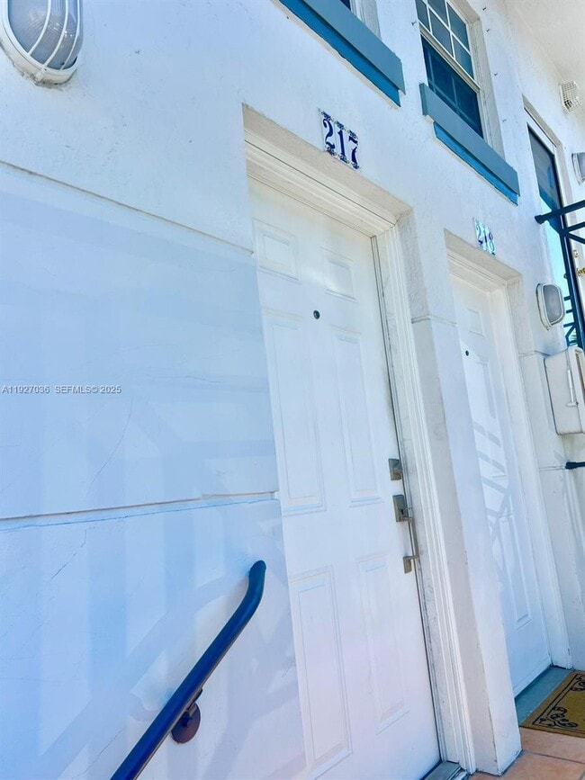 925 NW 82nd Ave in Miami, FL - Building Photo - Building Photo