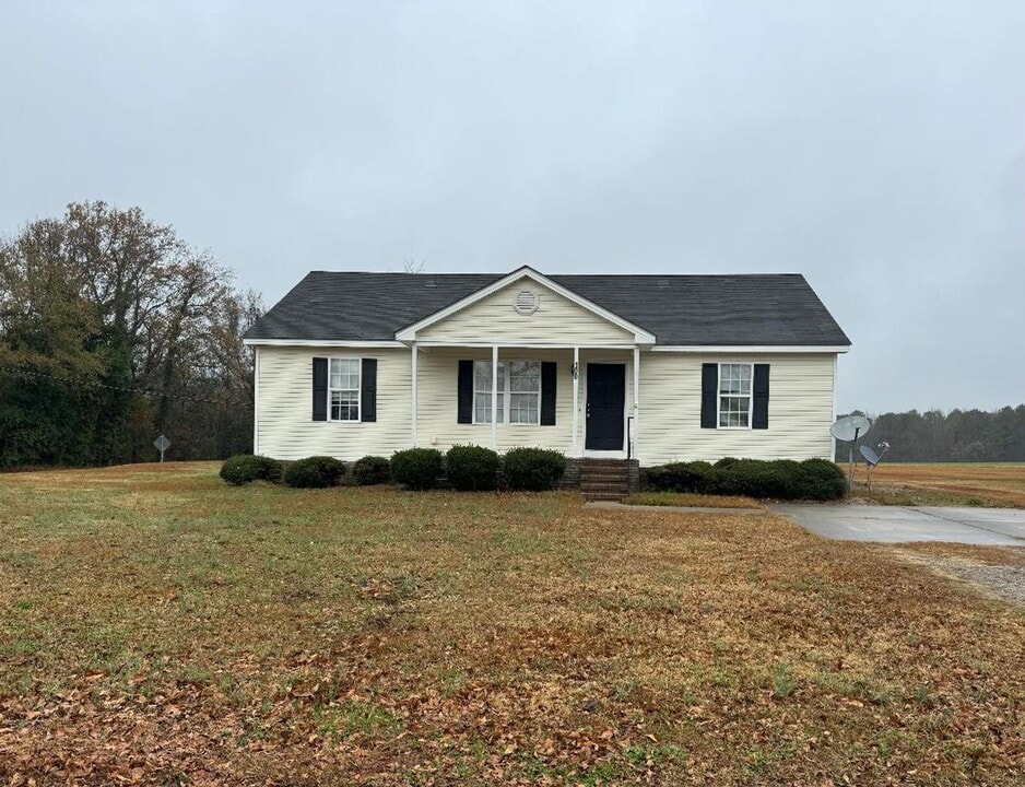 100 E Cedar St in Nashville, NC - Building Photo