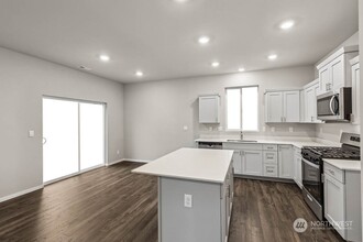 4255 Savannah Loop NE in Lacey, WA - Building Photo - Building Photo