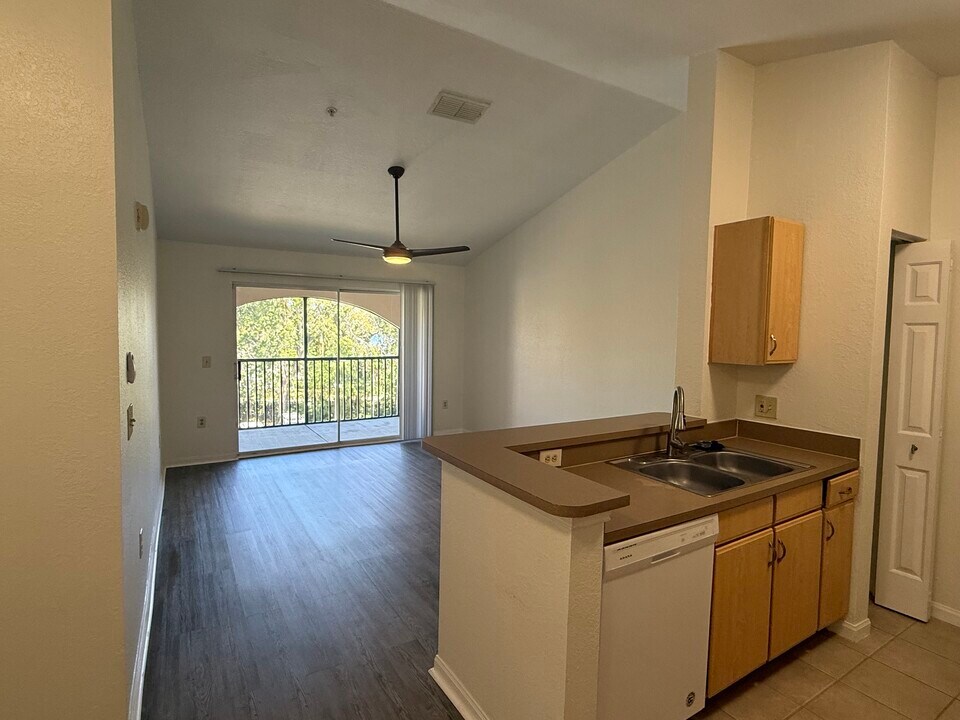 940 Village Trl, Unit 9-305 in Port Orange, FL - Building Photo