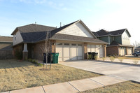 19 Gated luxury golf course Townhomes in Yukon, OK - Building Photo - Building Photo