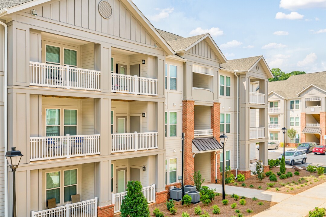 Evoke Living at Sugar Creek Apartments in Charlotte, NC - Building Photo