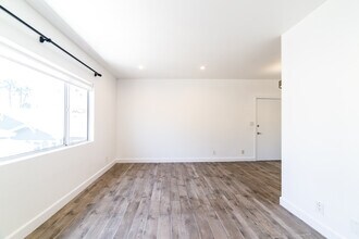 319 Heliotrope Dr in Los Angeles, CA - Building Photo - Building Photo