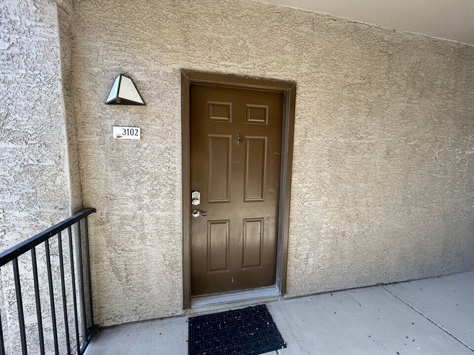 3236 E Chandler Blvd in Phoenix, AZ - Building Photo