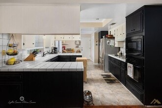 9805 Mesa Oak Dr in Bakersfield, CA - Building Photo - Building Photo