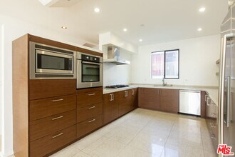 8639 Whitworth Dr in Los Angeles, CA - Building Photo - Building Photo