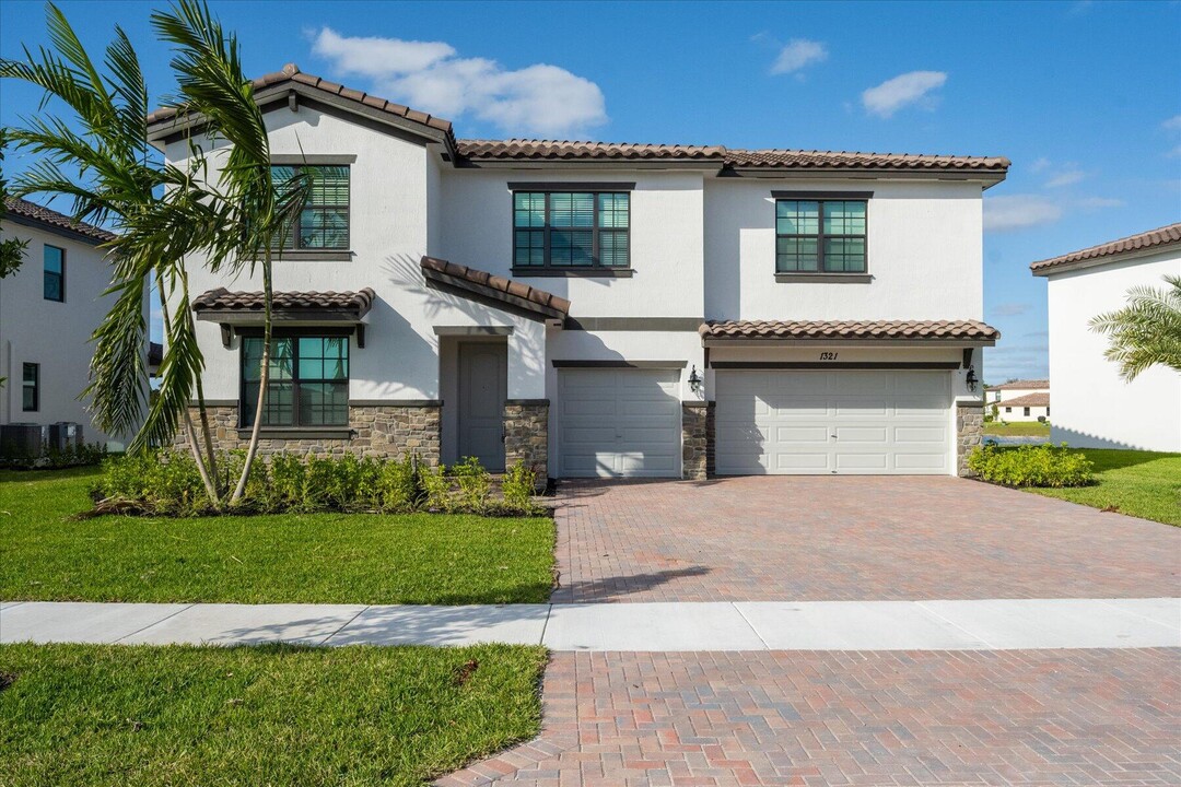 1321 Whitcombe Dr in Royal Palm Beach, FL - Building Photo