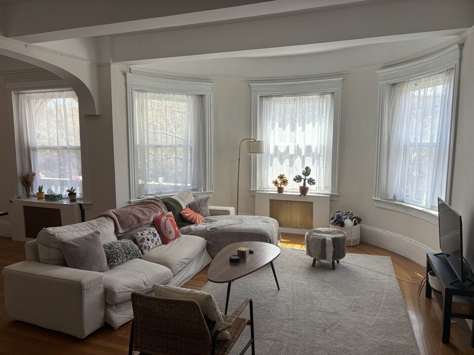 1080 Beacon St, Unit 3A in Brookline, MA - Building Photo