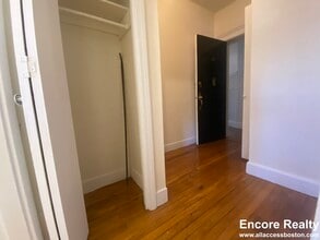 112 Lawton St, Unit 3 in Brookline, MA - Building Photo - Building Photo