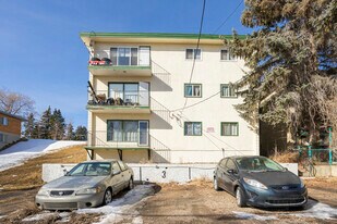 4404 4 St NW in Calgary, AB - Building Photo