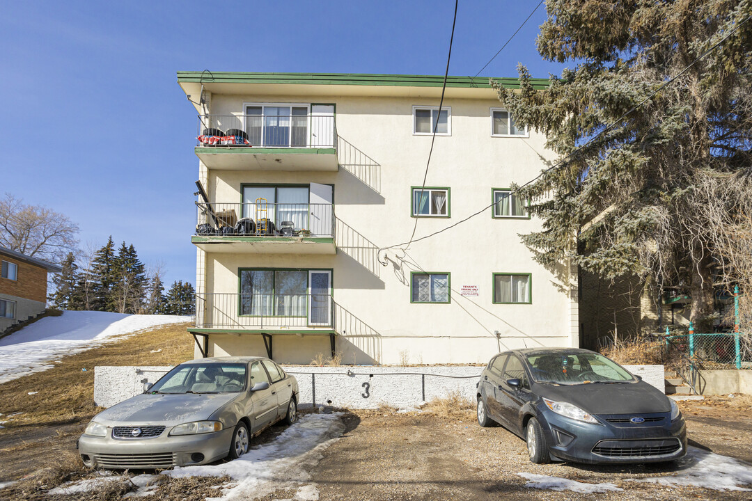 4404 4 St NW in Calgary, AB - Building Photo
