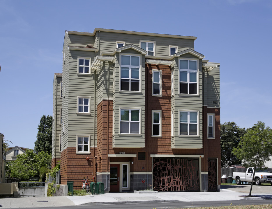 Harmon Gardens Apartments in Berkeley, CA - Building Photo